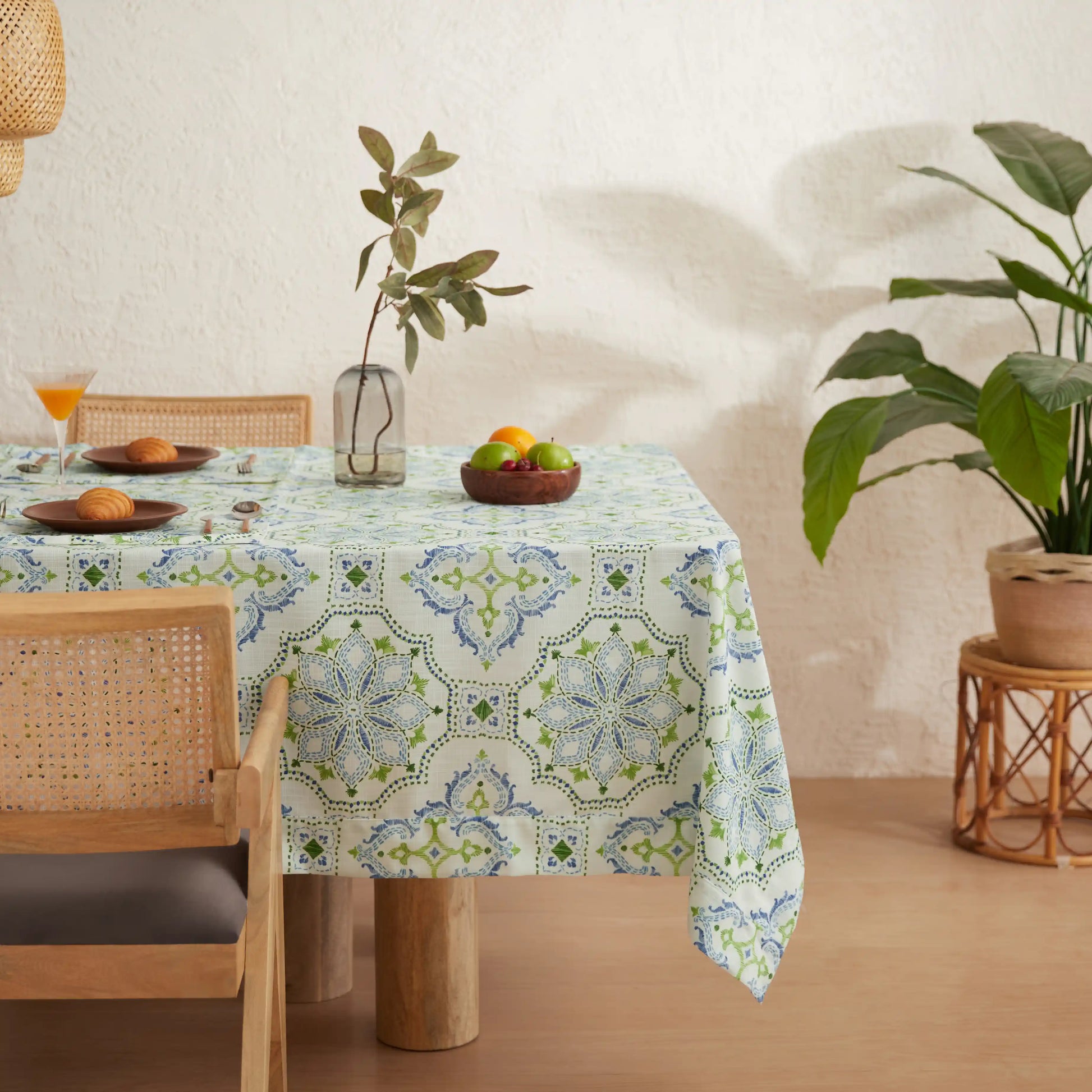 Nonna's Home 100% Polyester Table Cloth Bespoke Blooms / Table Cloth (150cm x 200cm)
