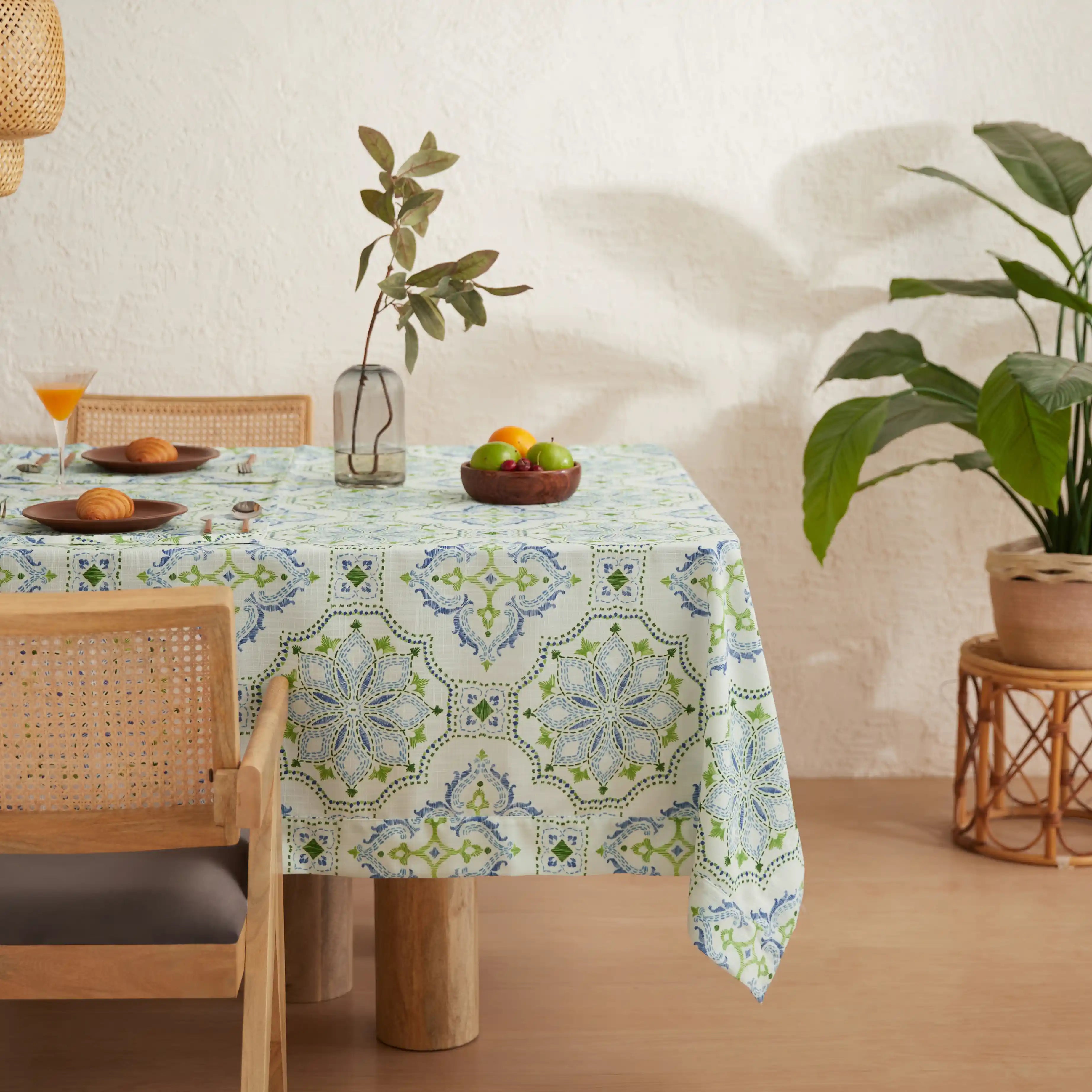Nonna's Home 100% Polyester Table Cloth Bespoke Blooms / Table Cloth (150cm x 200cm)