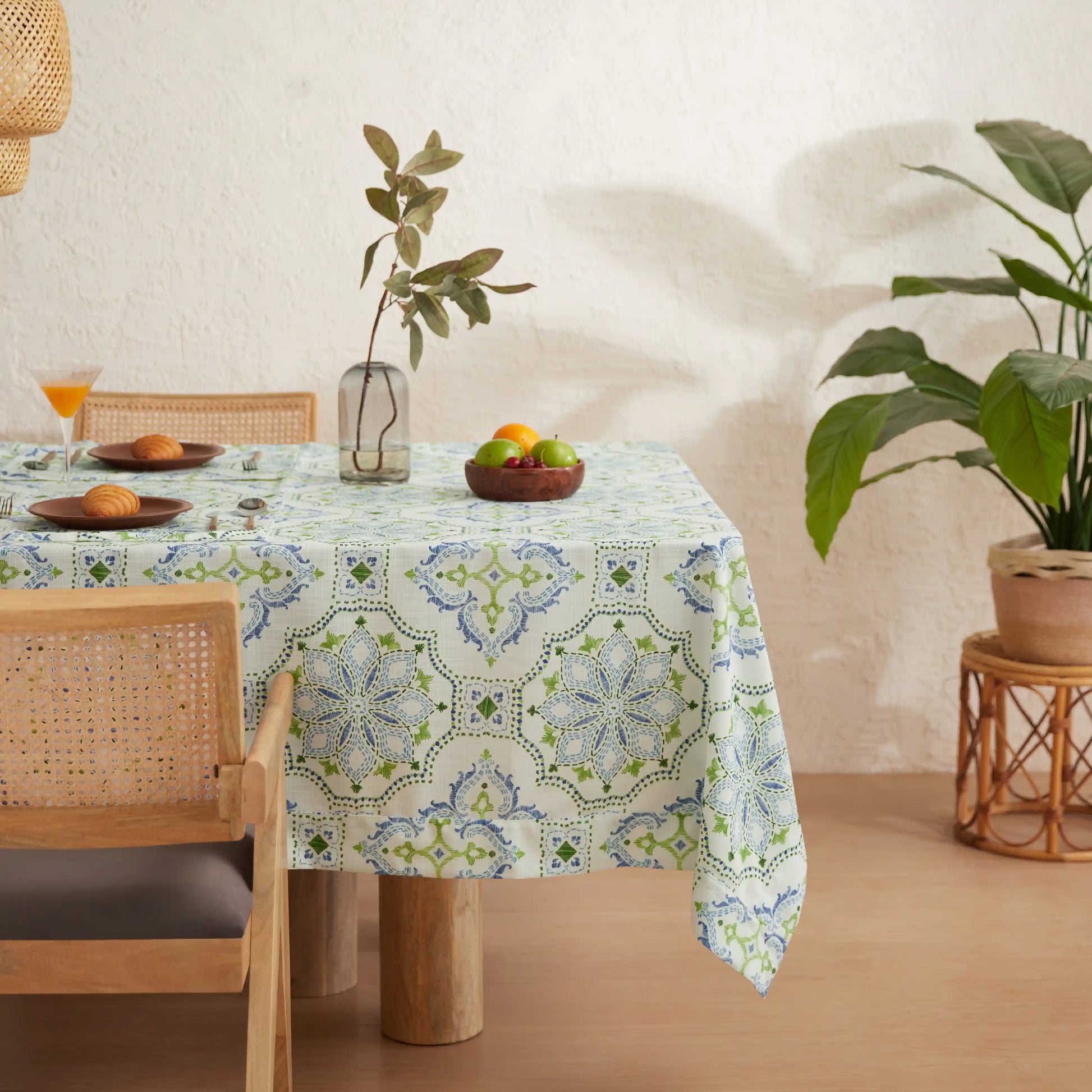 Nonna's Home 100% Polyester Table Cloth Bespoke Blooms / Table Cloth (150cm x 150cm)