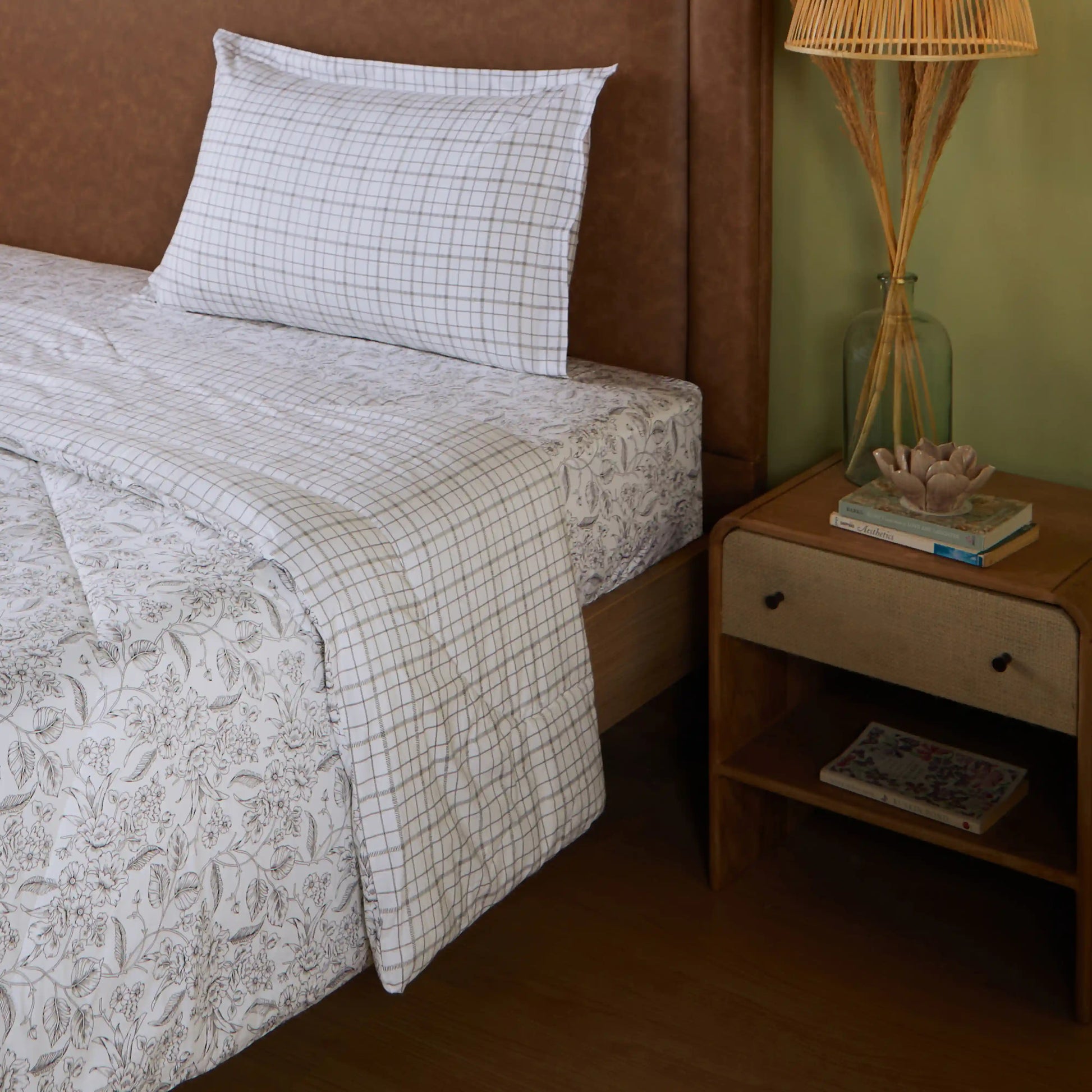 Mishella Printed Charcoal Bloom Comforter-120gsm Charcoal Bloom / Single