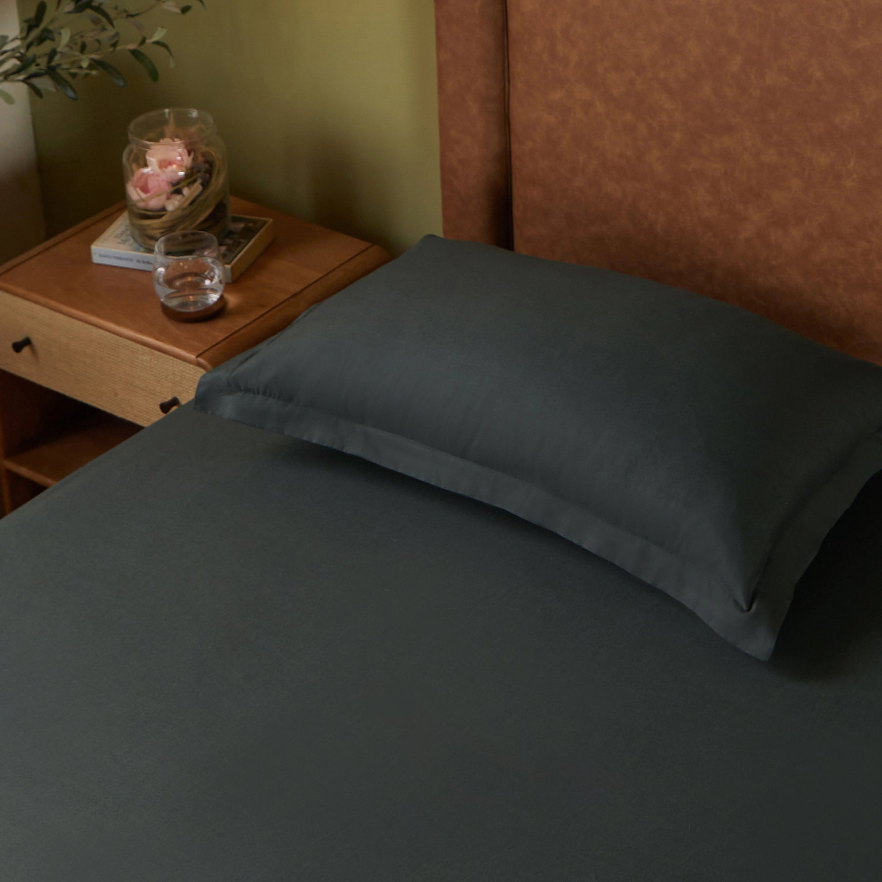 Paleto | Everyday Hues Solid Dyed Cotton Bedsheet Set-Dark Grey Dark Grey / Single