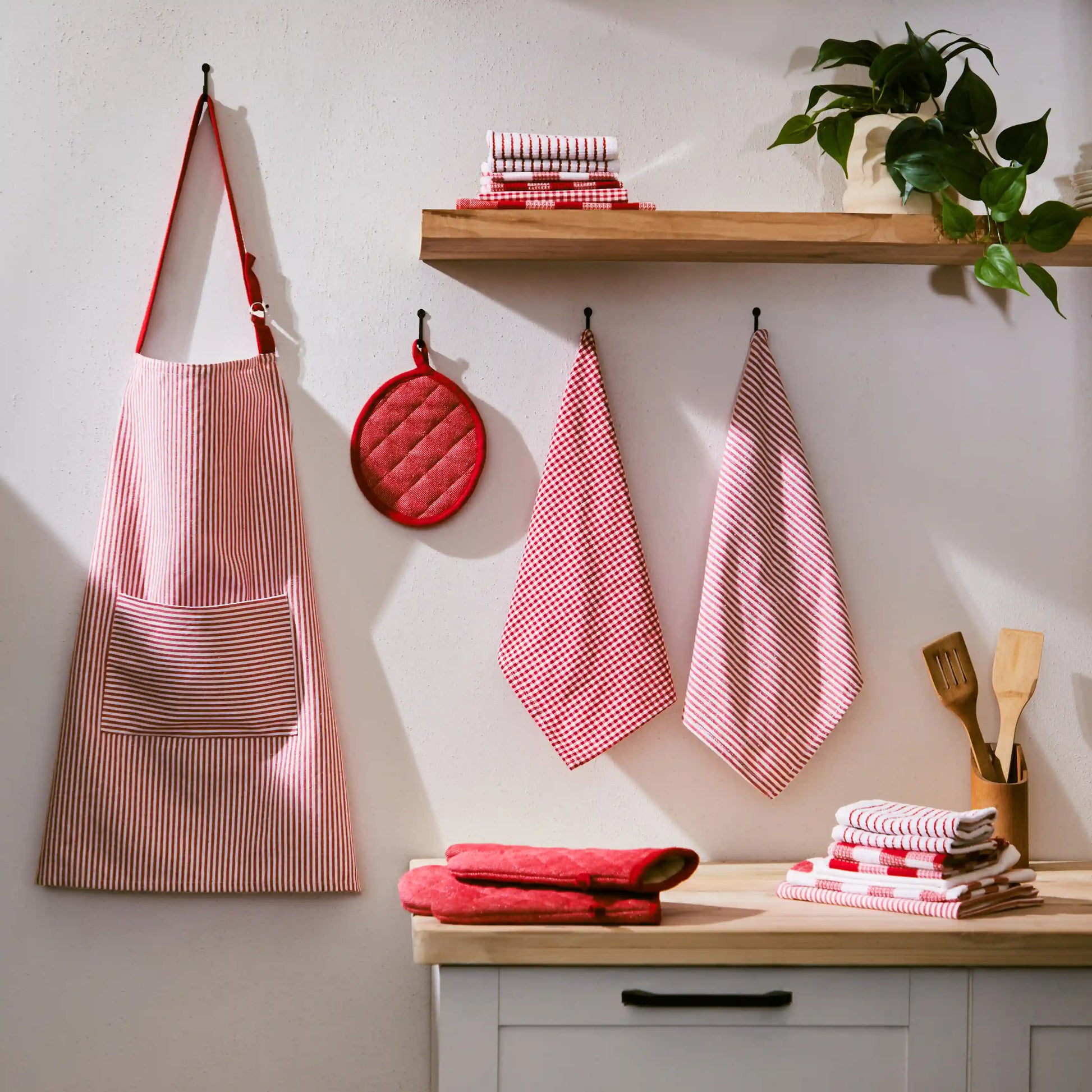 Nonna's Home | Everyday Essentials Kitchen Linen Set | Set of 20 Robust Red