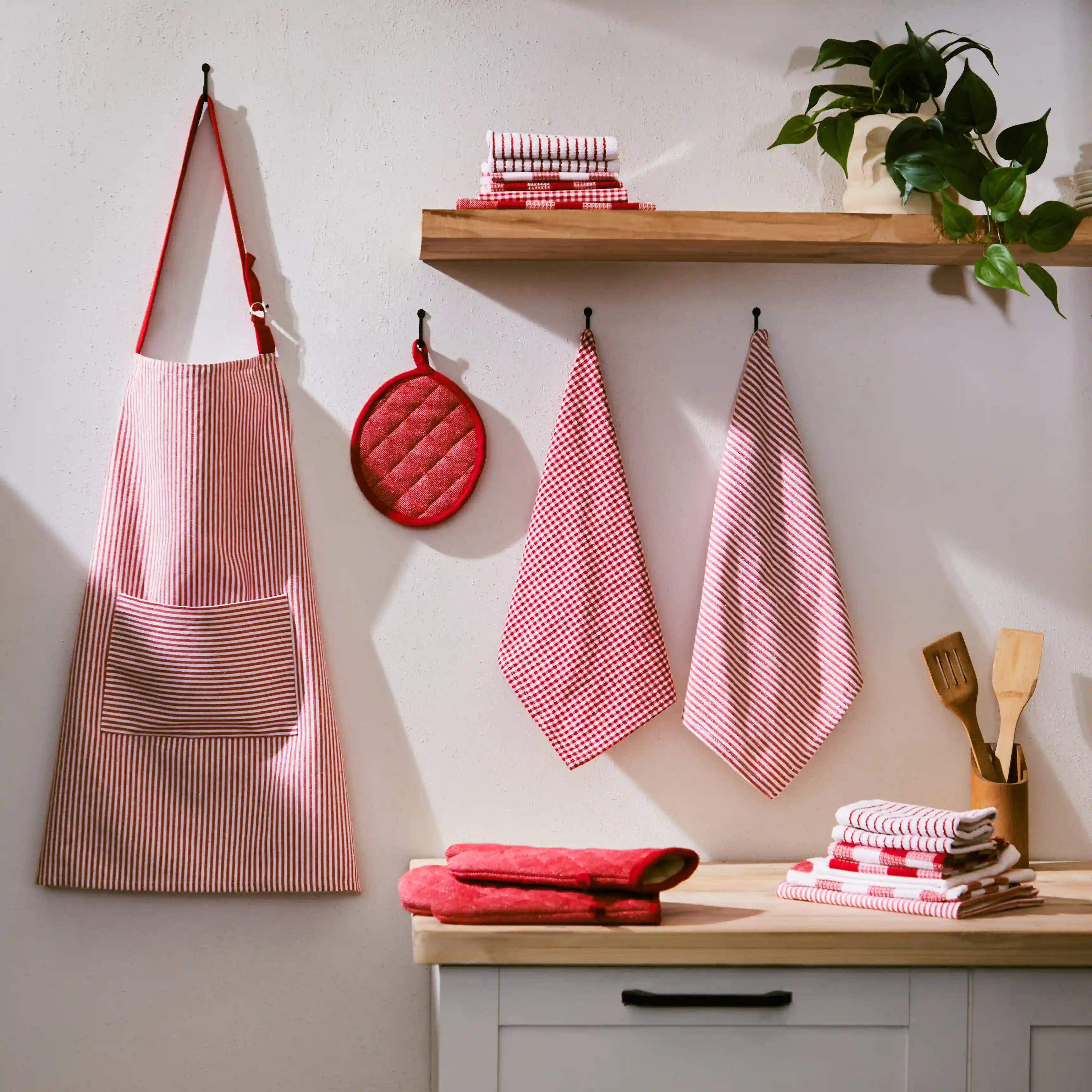 Nonna's Home | Everyday Essentials Kitchen Linen Set | Set of 20 Robust Red