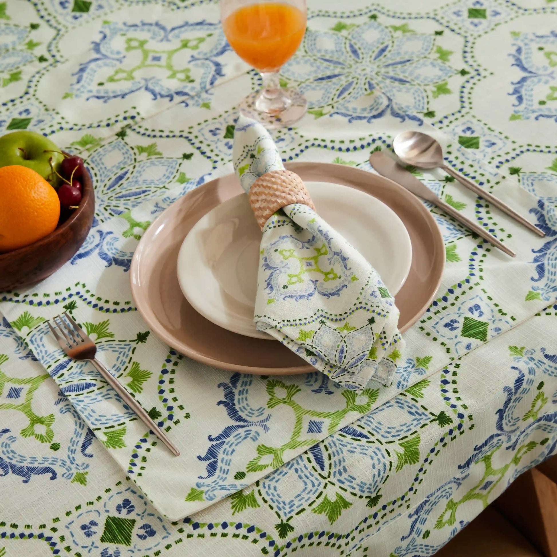 Nonna's Home 100% Polyester Table Cloth Bespoke Blooms / Table Cloth (150cm x 200cm)