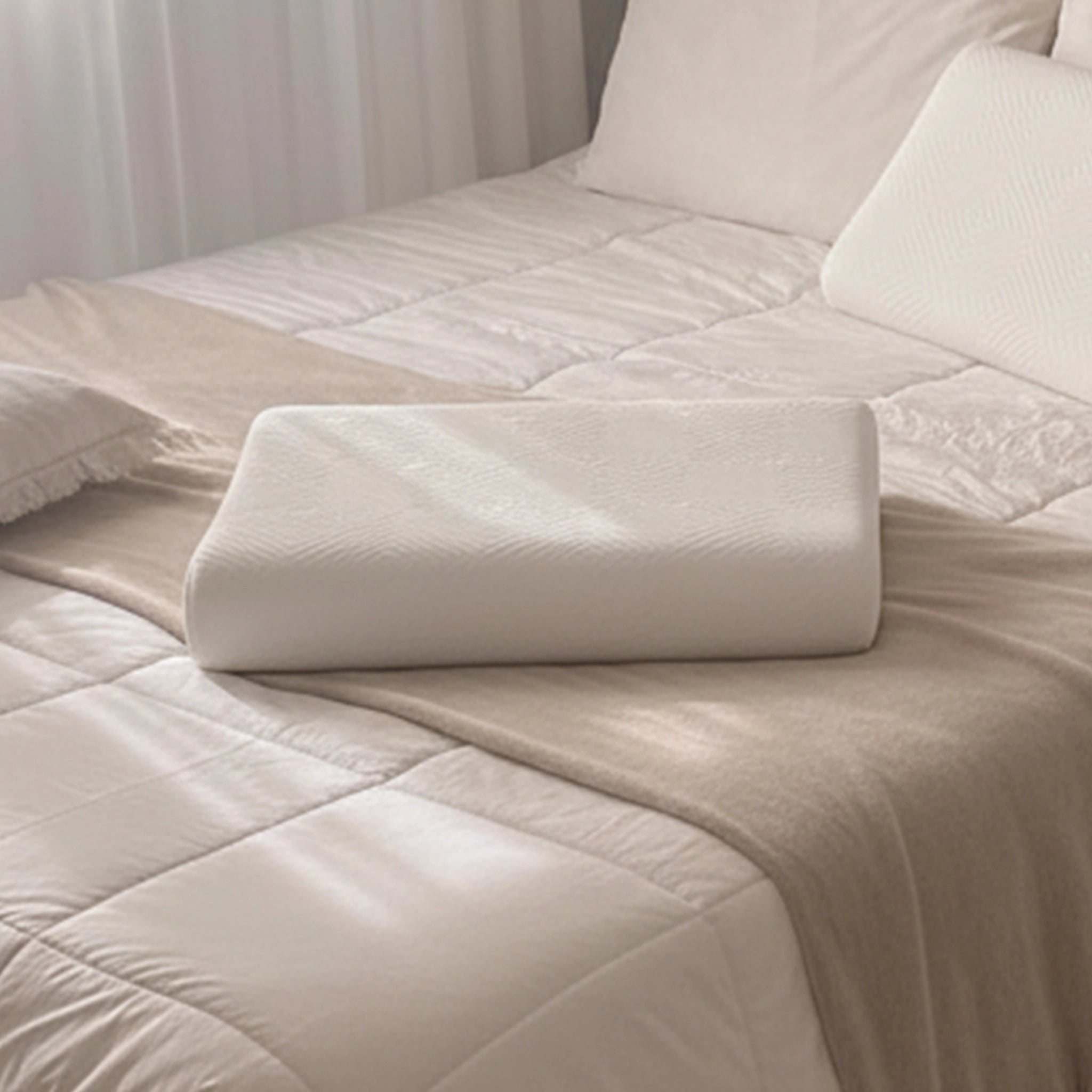 Aloe Contour | Ergonomic Memory Foam Pillow with Aloe Treatment White
